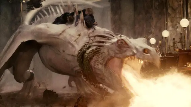 Гарри, Гермиона и Рон едут верхом на драконе, охранявшем один из сейфов в банке "Гринготтс" во второй серии фильма "Гарри Поттер и Дары Смерти"