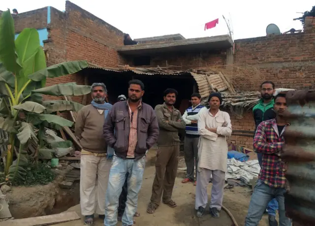 पतियों को तलाक़ आपस में शादी रचाने वाली लड़कियों की कहानी