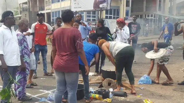 Youths dey cook for road for Benin