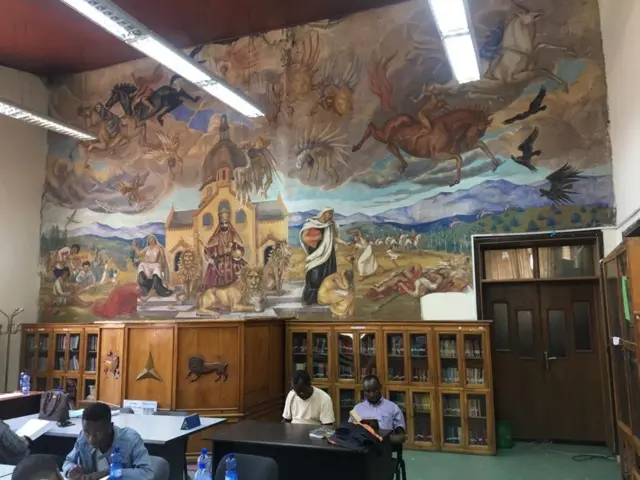 Rus porno yulduzlari sikishni organishadi Koylaklarda gey porno