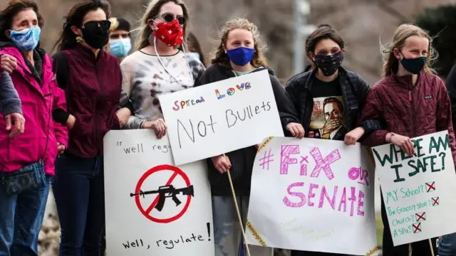 Люди протестуют с плакатами