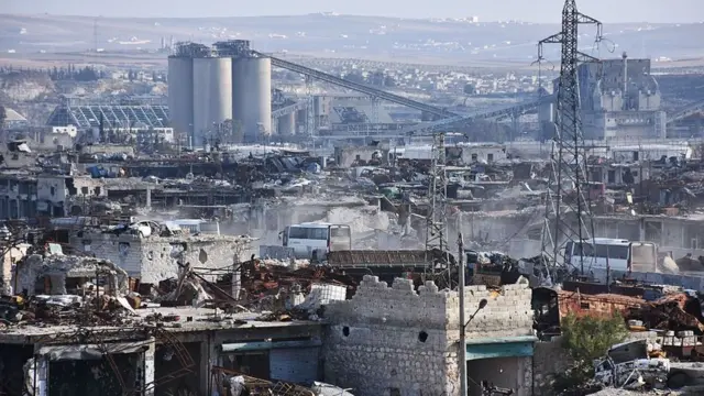 Halep'te tahliye otobüsleri