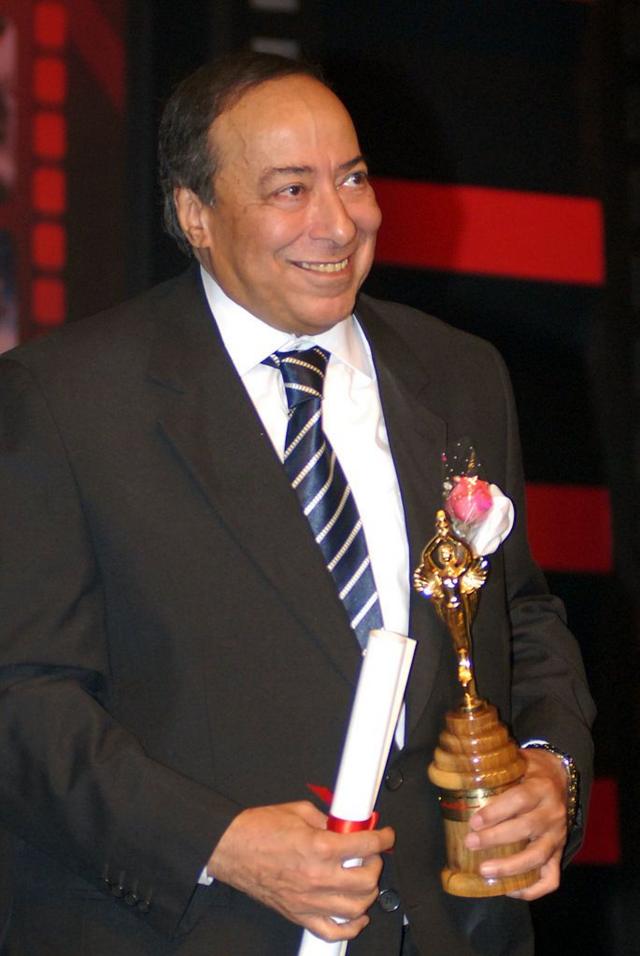 الفنان المصري صلاح السعدني يحصل على جائزة "إنجاز العمر" في مهرجان المركز الكاثوليكي السينمائي الخامس والثمانين في القاهرة في 19 فبراير/شباط 2010