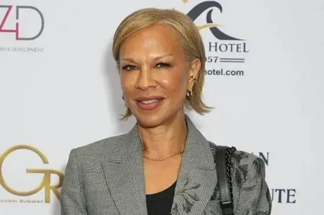 अमरेकिन चित्रपट निर्माती टोन्या लूइस ली यांच्या पूर्वजांना अनेक शतकांपूर्वी बेनिनमधून गुलाम बनवून अमेरिकेत नेलं गेलं होतं. 