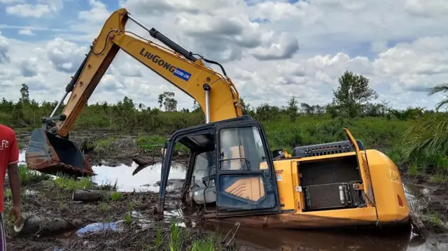 Eskavator yang dipakai untuk mengarap lahan sawah di Desa Mantangai Hulu terperangkap. 