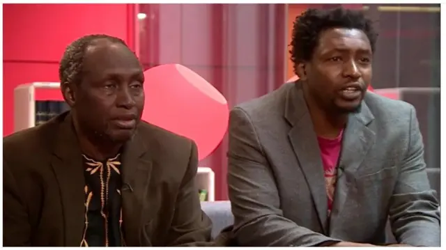 Oloogbe Ngũgĩ ati ọkan ninu awọn ọmọ rẹ toun naa n kọwe