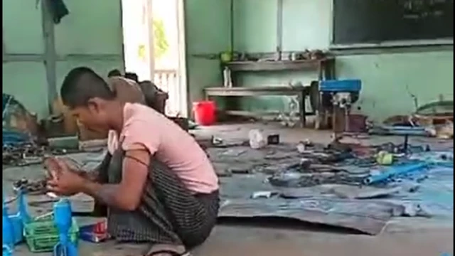 အိုးတိန်တွင်းရွာမှာ လက်နက်ထုတ်နေကြောင်း စစ်ကောင်စီထောက်ခံသူတွေထုတ်ပြန်တဲ့ ရုပ်သံ 