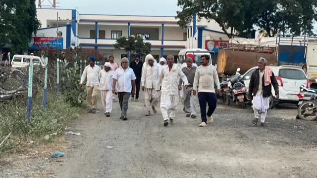 કચ્છના વાંઢિયા ગામે હળવદ ટ્રાન્સમિશન લિમિટેડ કંપનીના એક અધિકારી સાથે 27 નવેમ્બર, 2025ના રોજ દલીલ કરી રહેલા ખેડૂતો ગુજરાત બીબીસી ન્યૂઝ ગુજરાતી ગુજરાત સમાચાર બીબીસી સમાચાર સુરેન્દ્રનગર ખેડૂતો વિરોધ અદાણી વીજલાઇન થાંભલા જમીન