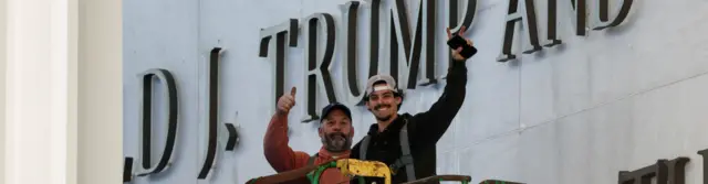 Рабочие вешают имя Трампа на Кеннеди-центр 