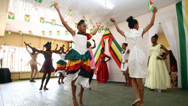 Meninas da Guiana dançando