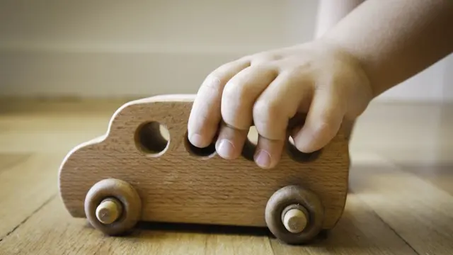 Gawaarida alwaaxda ka sameysay waxaa sida caadiga ah ku ciyaara caruurta