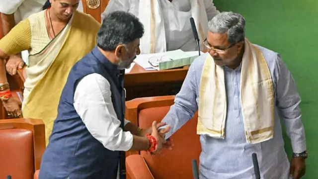 विधानसभा में डीके शिवकुमार (बाएं) और सिद्धारमैया