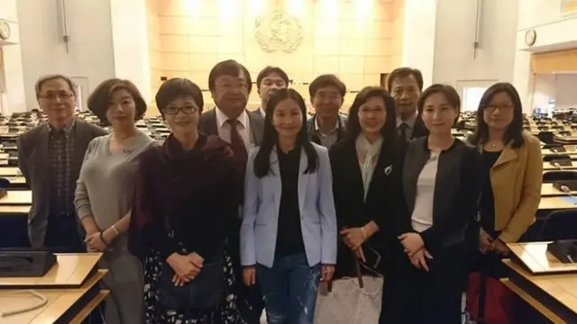 立法院各党团推派的世界卫生大会视导团20日下午前往万国宫参观。