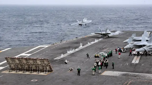 برخاستن دو فروند جنگنده همه منظوره Boeing F/A-۱۸E Super Hornet از عرشه ناو هواپیمابر آبراهام لینکلن، ۲۵ آوریل ۲۰۱۹