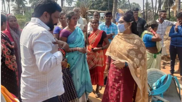 పరిహారంపై అధికారులను ప్రశ్నిస్తున్న ప్రజలు