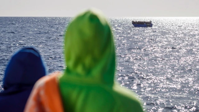 Deux migrants africains sur l'Aita Mari regardent un bateau rempli de migrants - lundi 10 février 2020