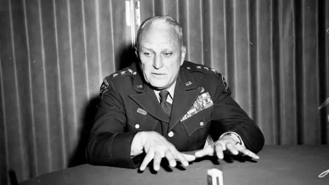 El general Joseph Swing.