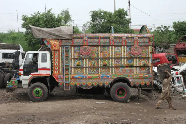 Kamion marke Hino u radionici u Ravalpindiju, Pakistan. Pored klasika u vidu bedfordovih ’Raketa’, poslednjih godina sve su popularniji noviji tipovi kamiona dalekoistočnih proizvođača.