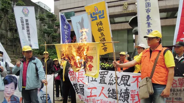 劳工说，民进党政府修法放宽劳动条件牺牲劳工权益。