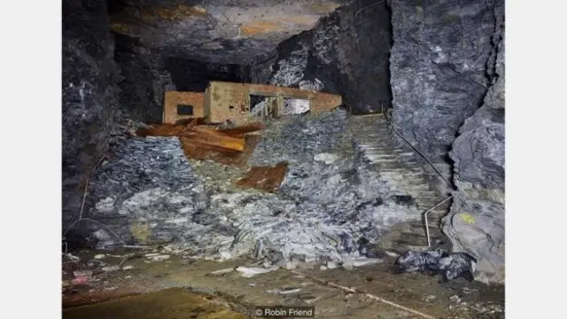 Sebagian dari struktur bawah tanah di tambang batusabak di Manod masih berdiri sampai sekarang — dan sisa-sisa materi penyimpanan karya seni masih bisa ditemukan.