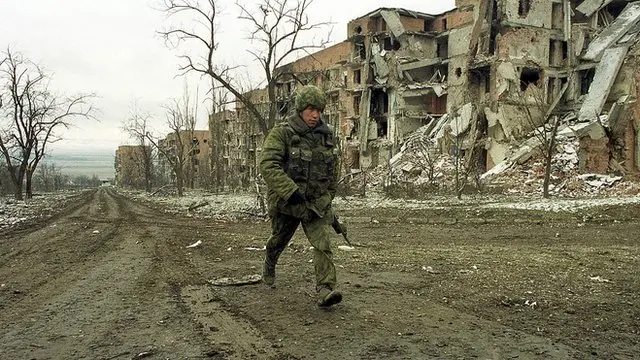 Soldado russo em Grozny