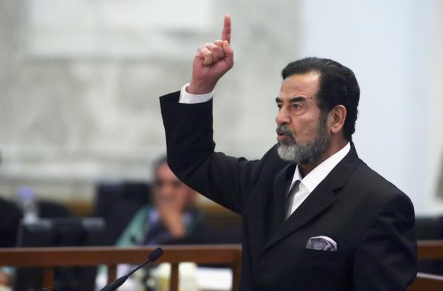 صدام حسين اثناء المحاكمة