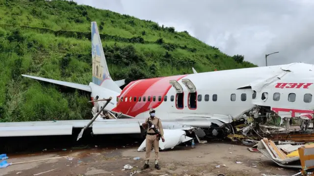 ਚਾਲਕ ਦਲ ਦੇ ਮੈਂਬਰਾਂ ਸਣੇ 191 ਯਾਤਰੀਆਂ ਨੂੰ ਦੁਬਈ ਤੋਂ ਲੈ ਕੇ ਆ ਰਿਹਾ ਇਹ ਜਹਾਜ਼ ਕਾਲੀਕਟ ਏਅਰਪੋਰਟ ਉੱਤੇ ਲੈਂਡ ਕਰਦਿਆਂ ਰਨਵੇ ਤੋਂ ਅੱਗੇ ਨਿਕਲ ਗਿਆ।