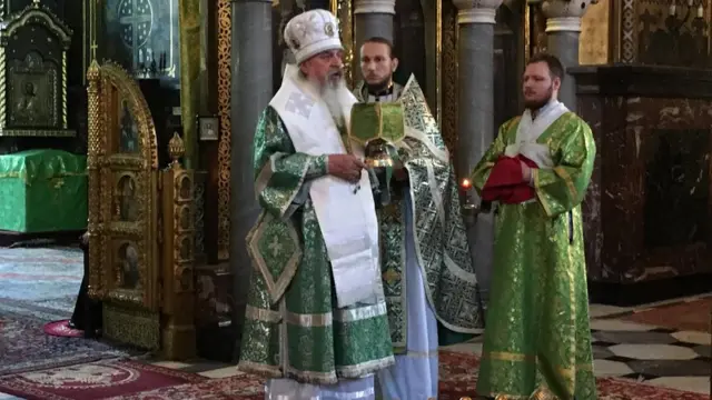 Митрополит Білгородський і Обоянський Іоасаф (зліва)