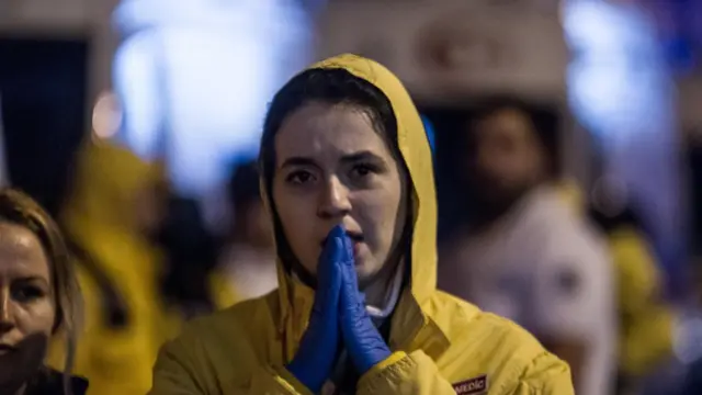 Близкие пострадавших в результате нападения на ночной клуб в Стамбуле