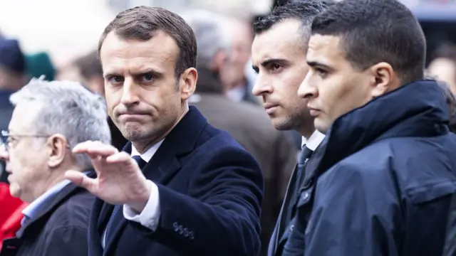 Макрон серед інших людей