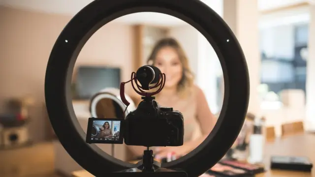 Persona grabándose en video