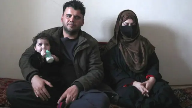 सोहेल अहमदी को गोद में लिए हामिद सैफ़ी और उनकी पत्नी