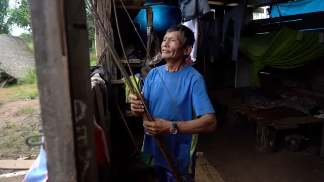 Juan se prepara para sair para caçar