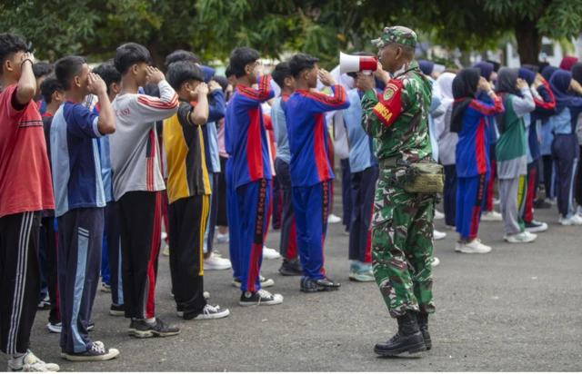 Anggota Babinsa Koramil 1602 Sindang Indramayu memberikan pelatihan baris-berbaris pada pelajar pada Masa Pengenalan Lingkungan Sekolah (MPLS) di SMA Negeri 1 Sindang, Indramayu, Jawa Barat