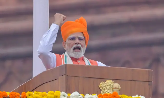 "தீபாவளிப் பரிசாக ஜி.எஸ்.டி. வரி விகிதம் மாற்றியமைக்கப்படும்" என பிரதமர் மோதி அறிவித்தார்.