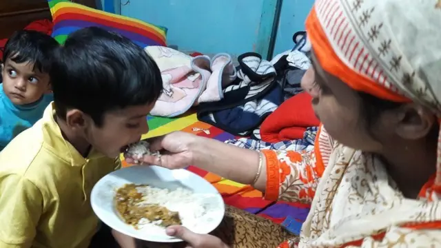 বাড়ি ফিরে আসার পর জারিফকে মুখে খাবার তুলে দিচ্ছেন মা।