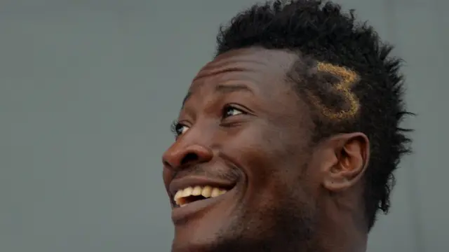 Asamoah Gyan a dû revoir ses coiffures lorsqu'il jouait aux Émirats arabes unis.