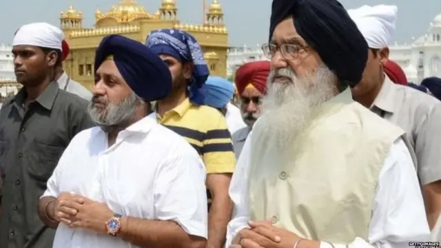 ਤਤਕਾਲੀ ਮੁੱਖ ਮੰਤਰੀ ਪ੍ਰਕਾਸ਼ ਸਿੰਘ ਬਾਦਲ ਅਤੇ ਤਤਕਾਲੀ ਉਪ ਮੁੱਖ ਮੰਤਰੀ ਸੁਖਬੀਰ ਬਾਦਲ