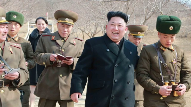 Kim Jong-un com militares