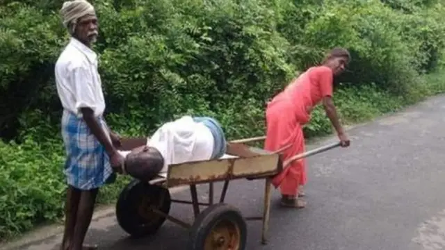 தள்ளுவண்டியில் நோயுற்ற அண்ணன்