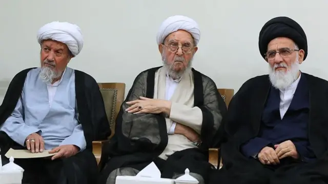 از راست محمود هاشمی شاهرودی، ابراهیم امینی و محمد مومن در دیداراعضای خبرگان رهبری با آیت الله خامنه ای