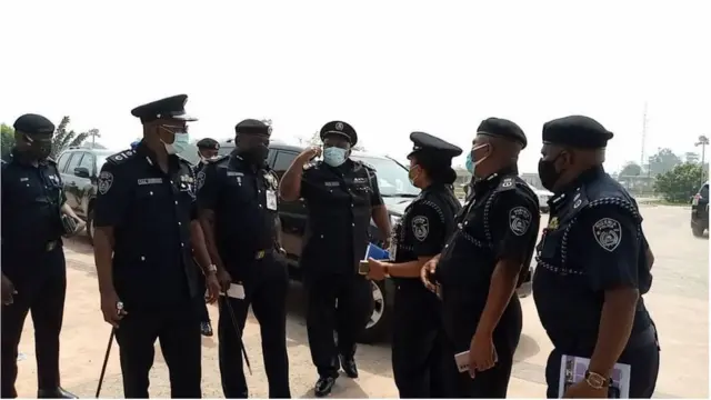 Wamu-wamu ni awọn oṣiṣẹ eleto aabo naa duro sibi ipade naa