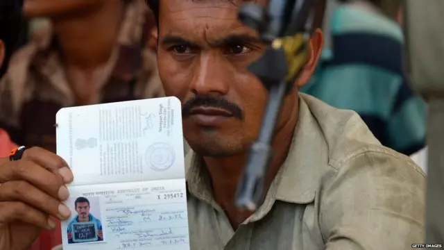 સાંકેતિક ચિત્ર : પાસપોર્ટ દર્શાવતો વ્યક્તિ