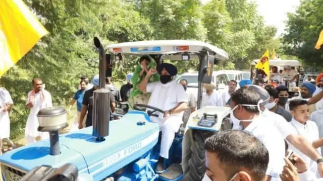 ਕਿਸਾਨਾਂ ਦੀ ਹਮਾਇਤ 'ਚ ਸੁਖਬੀਰ ਬਾਦਲ ਤੇ ਹਰਸਿਮਰਤ ਬਾਦਲ ਨੇ ਲੰਬੀ 'ਚ ਟਰੈਕਟਰ ਮਾਰਚ ਕੱਢਿਆ