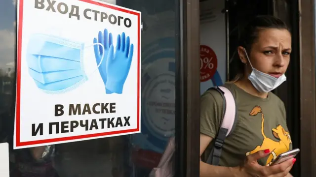 Девушка в маске и табличка
