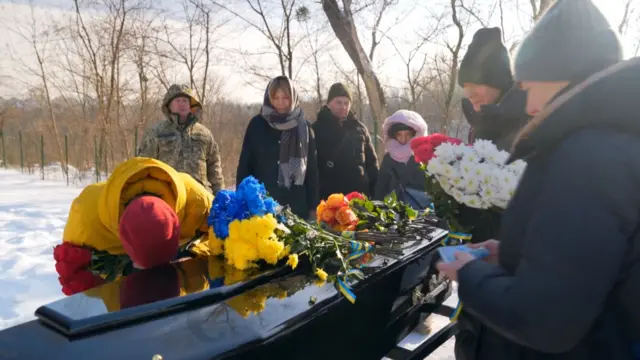 Қурбон бўлган аскарнинг дафн маросими.