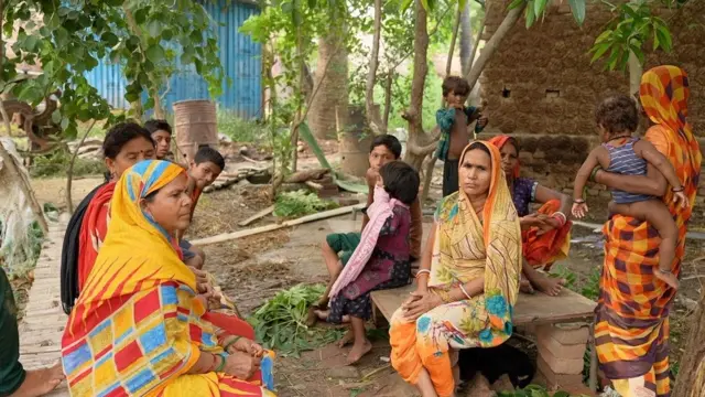 कैमरे पर देखतीं अशर्फी देवी