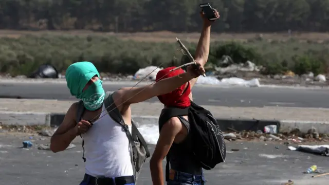 Dos hombres durante un enfrentamiento