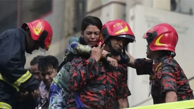 একজন নারীকে উদ্ধার করেছেন উদ্ধারকর্মীরা