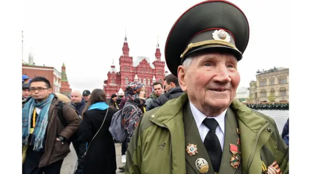 Veteranos del ejército ruso fueron vitoreados durante el desfile.